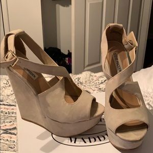 Steve Madden beige wedges